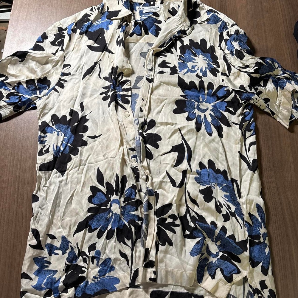 Zara blue and black floral button-up shirt in a M